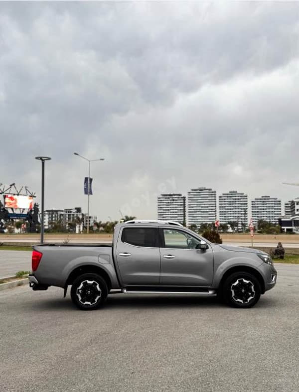 Nissan Navara - Thumbnail 3